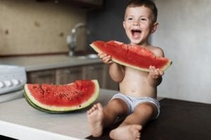 signos de alarma ante problemas de alimenatción infantil imagen niño comiendo